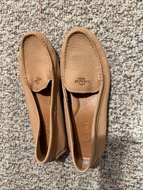 Tan leather coach loafer- excellent for spring !